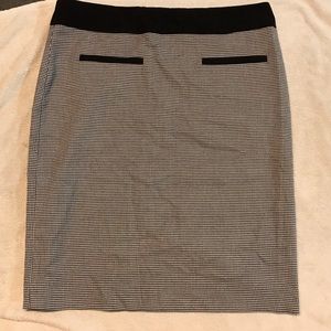 Checkered pencil skirt